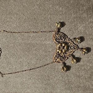 Antique looking necklace that can also be a clip on broach